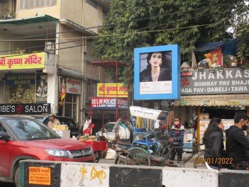 Outside-Radha-Krishna-Mandir-VS-Road-towards-Market